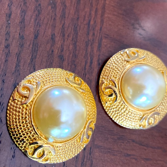 Chanel earrings-authentic vintage- 1 pc is broken. - Picture 6 of 8